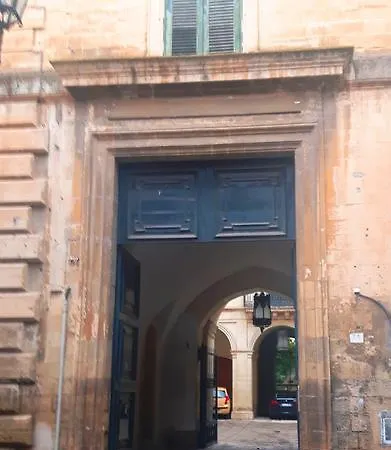 Apartment Garden At Palazzo Famularo