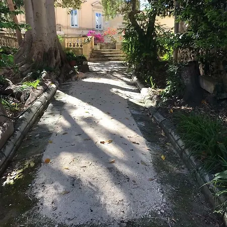 Apartment Garden At Palazzo Famularo