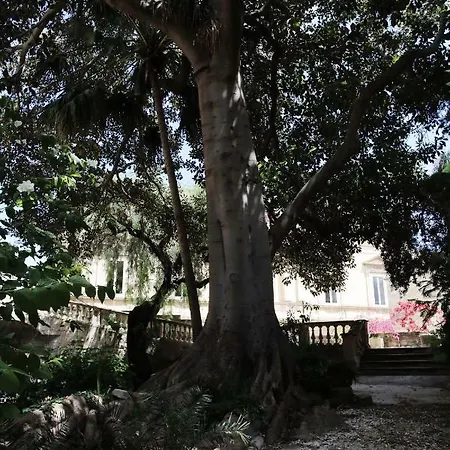 Garden At Palazzo Famularo Lecce