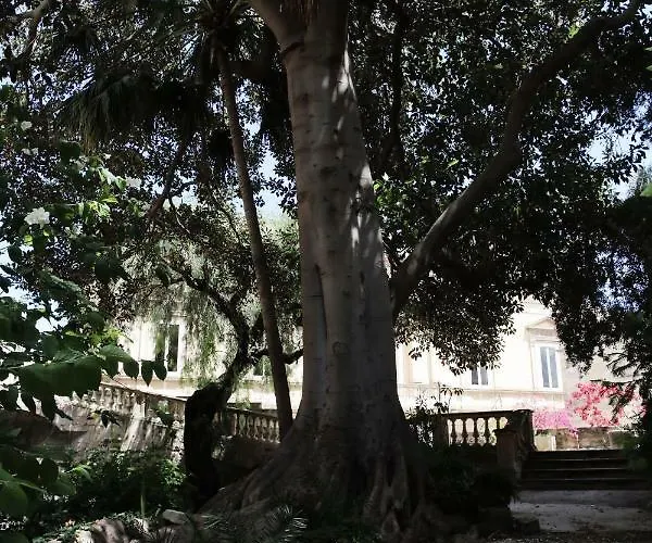 Garden At Palazzo Famularo לצ'ה